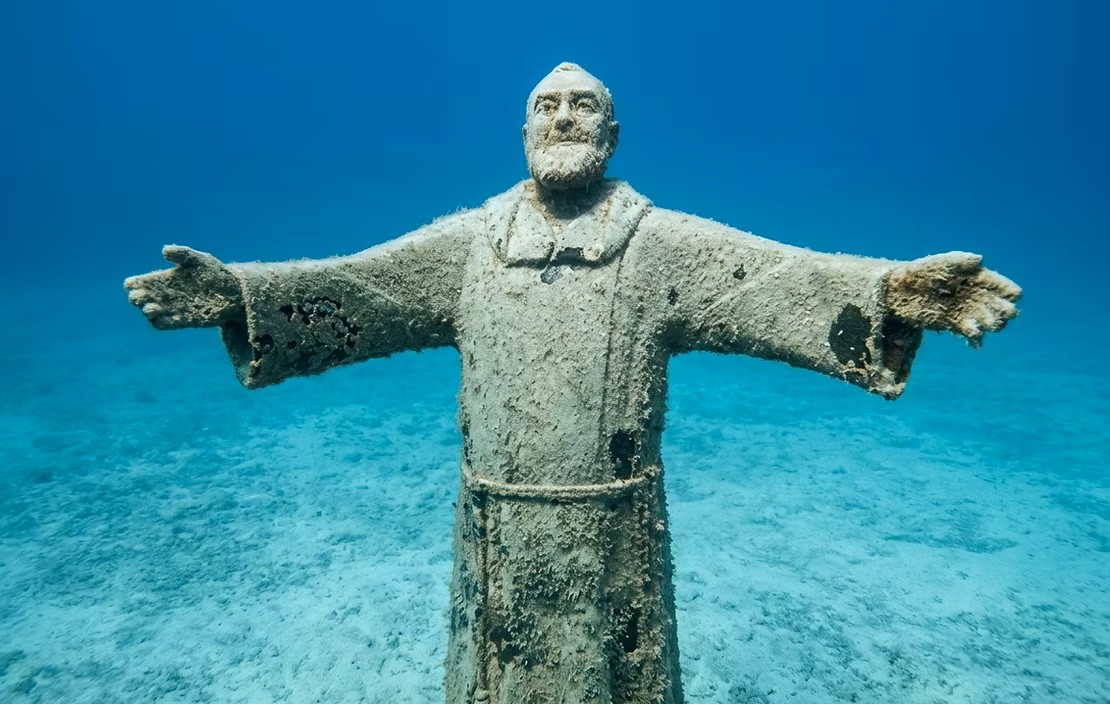 La Statua Sottomarina di Padre Pio: Un'Esperienza Mistica